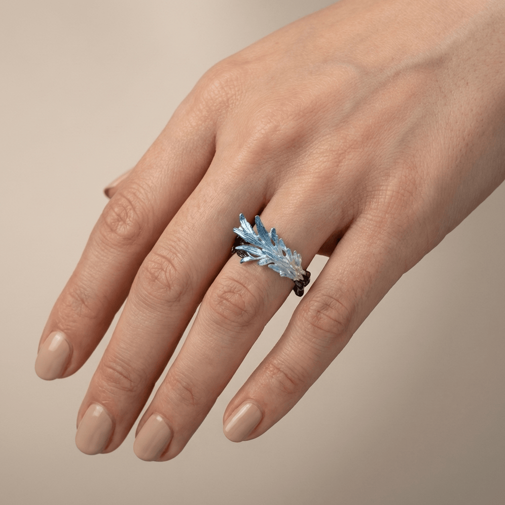 Anel ajustável Blue Crystal Whisper da Rose & Oliver com cristal azul brilhante e design delicado.