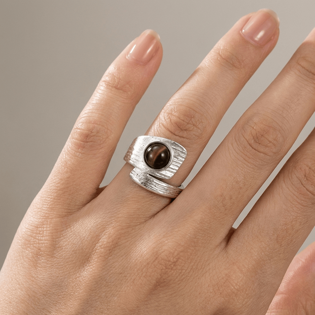 Anel vintage prata com ônix preto ajustável da Rose & Oliver, com design elegante e detalhes clássicos.
