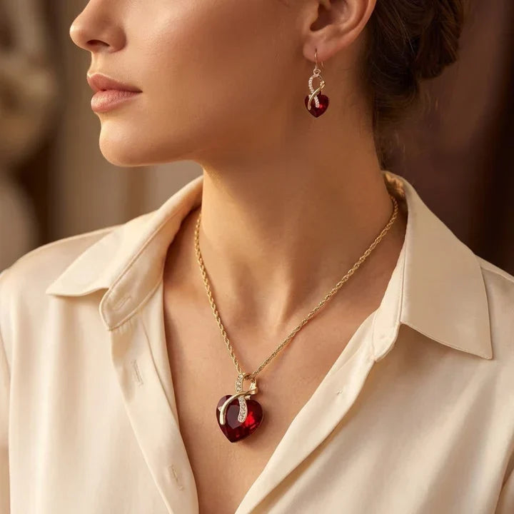Conjunto de Jóias Rose & Oliver com coração torcido em ouro e rubis, incluindo brincos e colar delicado com pedras vermelhas.