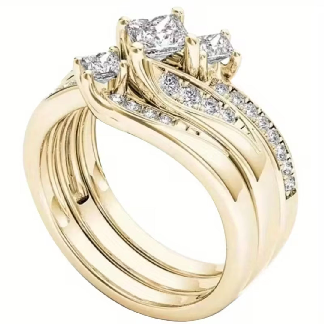 Anel Rose & Oliver com corte princesa, tripla halo de pedras brilhantes, acabamento prateado, mostrando detalhes elegantes e sofisticados.