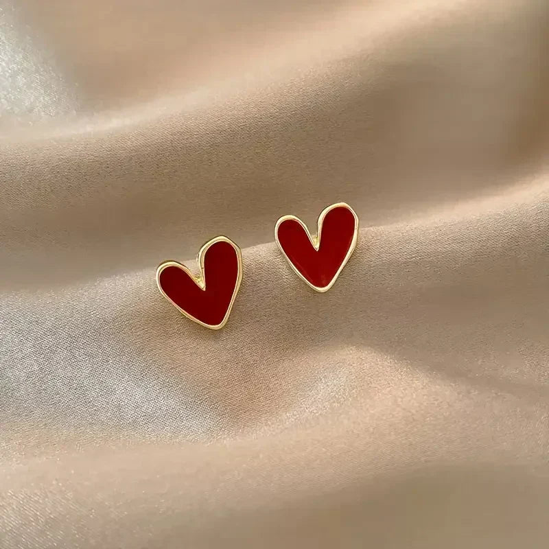 Brincos dourados Heart Red Antique com detalhes em ouro da marca Rose & Oliver, estilo clássico e elegante.