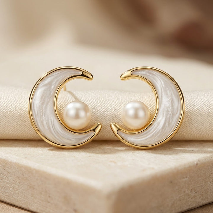 Brincos de pérola com detalhe dourado em espiral, acessórios elegantes da marca Rose & Oliver, estilo delicado e sofisticado