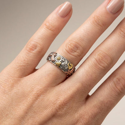 Anillo vintage de plata con libélula y girasol hecho a mano, detalle delicado y artesanía de la marca Rose & Oliver.