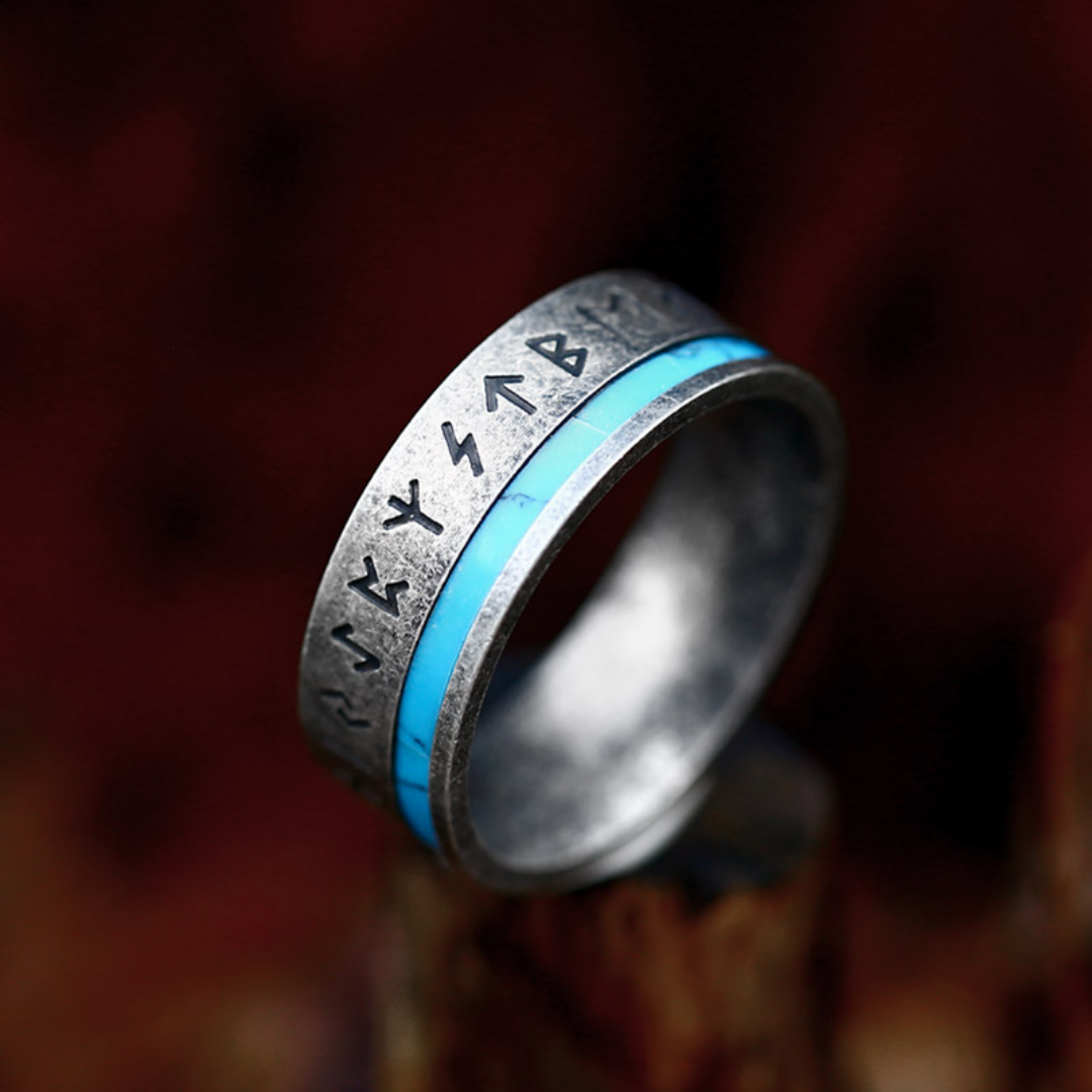 Anel Runestone Legacy da Rose & Oliver, com design detalhado e acabamento elegante, feito de metal com detalhes rúnicos.