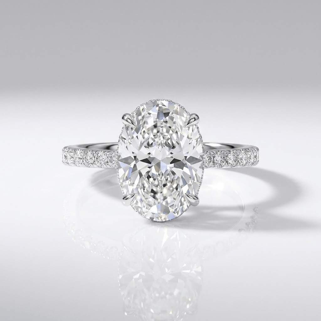 Anel oval de diamantes prateado da Rose & Oliver, elegante e sofisticado, com design delicado em prata e pedras brilhantes.