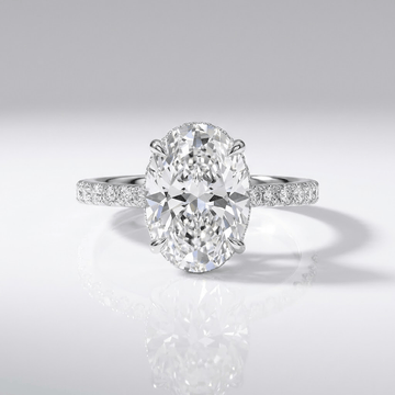 Anel oval de diamantes prateado da Rose & Oliver, elegante e sofisticado, com design delicado em prata e pedras brilhantes.