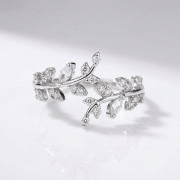 Anel ajustável Rose & Oliver de folha de cristal prateada com design delicado e detalhes vítreos, ideal para ocasiões especiais.