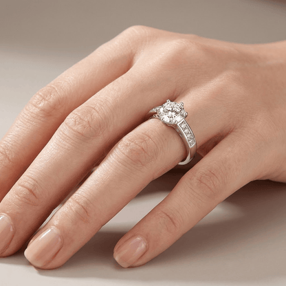 Anel redondo de prata com diamantes clássicos, da marca Rose & Oliver, exibido em fundo branco.