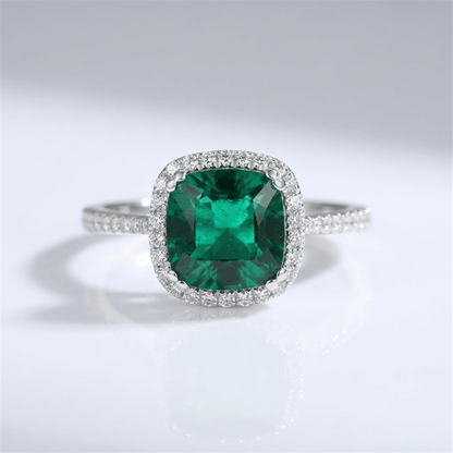Anel de bolha de esmeralda verde com acabamento em halo, da marca Rose & Oliver, mostrando o design delicado e brilhante.