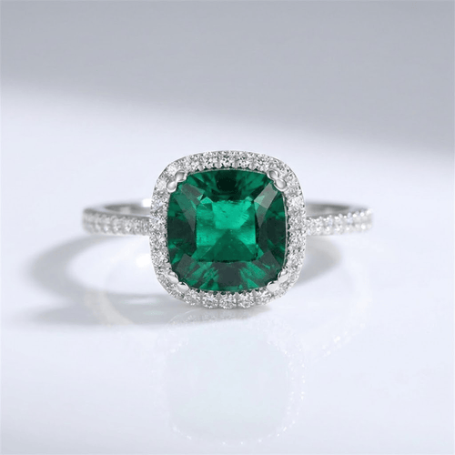 Anel de bolha de esmeralda verde com acabamento em halo, da marca Rose & Oliver, mostrando o design delicado e brilhante.