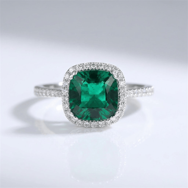 Anel de bolha de esmeralda verde com acabamento em halo, da marca Rose & Oliver, mostrando o design delicado e brilhante.