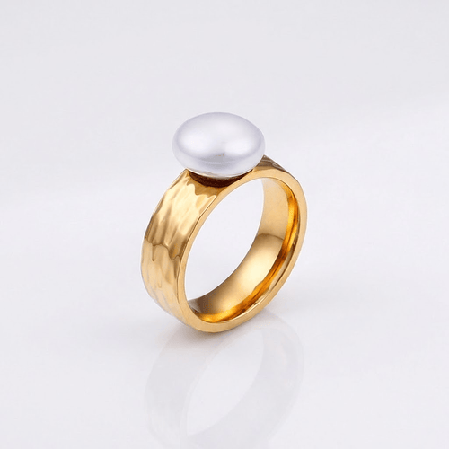 Anel vintage Rose & Oliver com pérola dourada e design clássico, destaque para acabamento elegante e detalhes delicados.