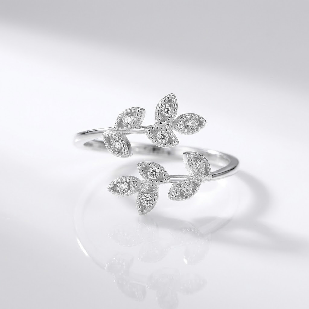Anel ajustável Rose & Oliver com folhas de zircônia prateada, design elegante e delicado, perfeito para ocasiões especiais.
