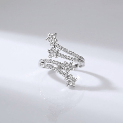 Anel ajustável Rose & Oliver com acabamento em prata e detalhes de zircônia em forma de estrela prateada.