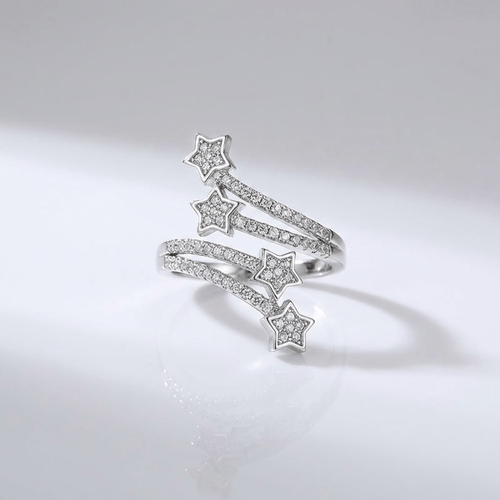 Anel ajustável Rose & Oliver com acabamento em prata e detalhes de zircônia em forma de estrela prateada.