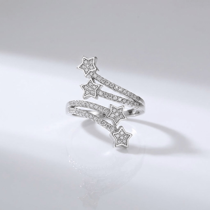 Anel ajustável Rose & Oliver com acabamento em prata e detalhes de zircônia em forma de estrela prateada.