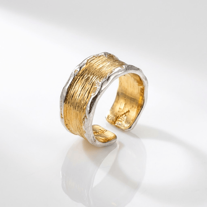 Anel ajustável Rose & Oliver de dois tons em ouro e prata, com acabamento artesanal e design elegante.