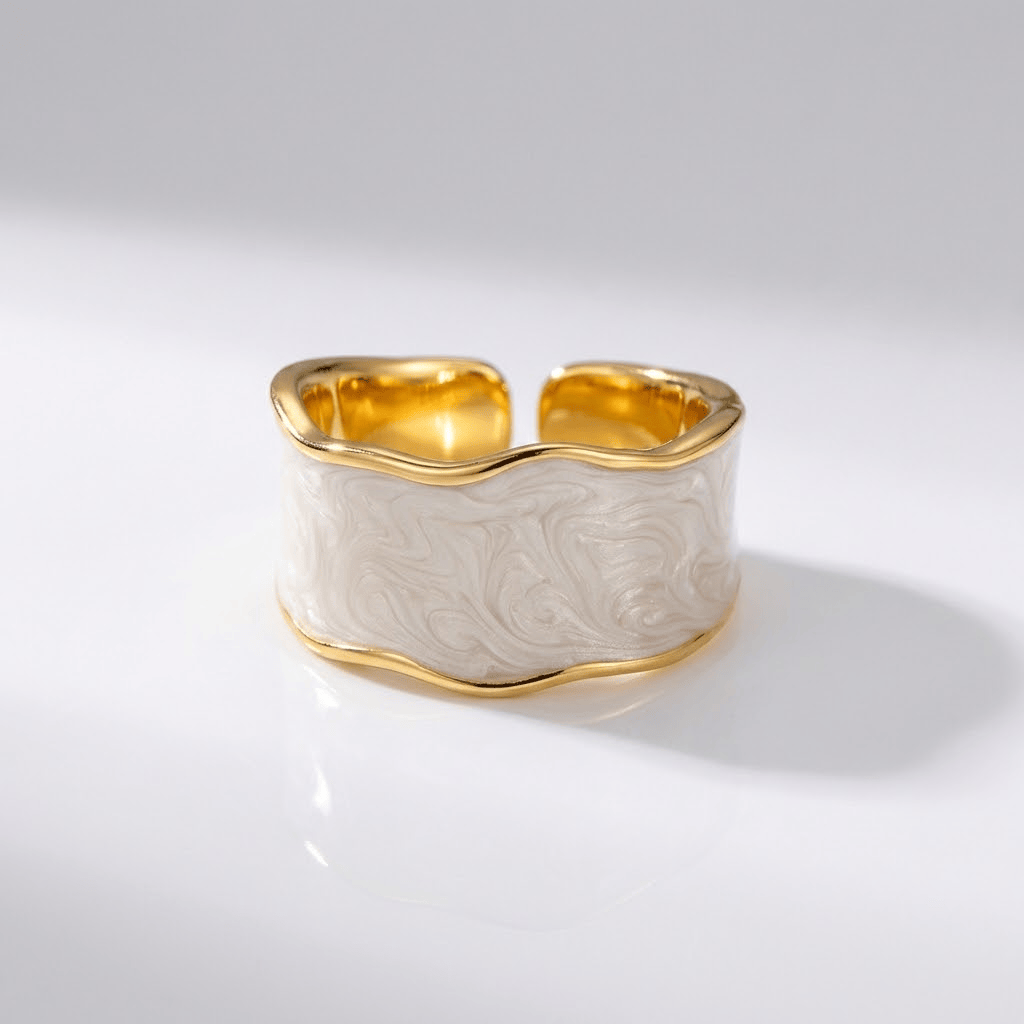 Anillo vintage artesanal ajustable de Rose & Oliver, con diseño artístico y detalles únicos, hecho a mano.
