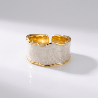 Anillo vintage artesanal ajustable de Rose & Oliver, con diseño artístico y detalles únicos, hecho a mano.