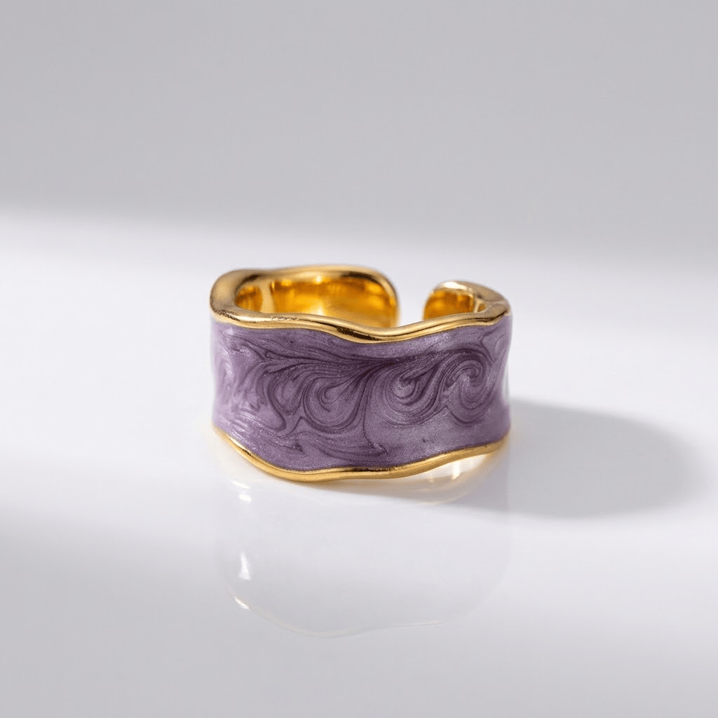 Anillo vintage artesanal ajustable de Rose & Oliver con diseño artístico y detalles únicos en estilo retro.