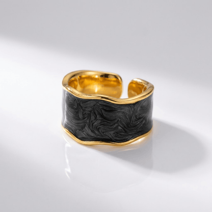 Anillo vintage artesanal ajustable de Rose & Oliver con diseño artístico y acabado detallado, en tono envejecido.