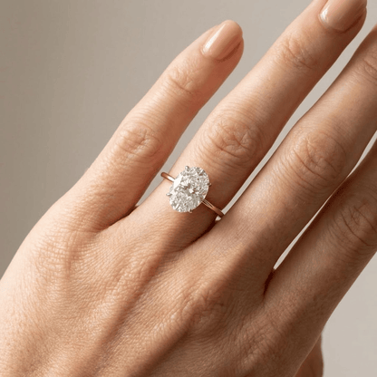 Anel de diamante oval solitário Rose & Oliver com banda de ouro, destaque para o diamante central brilhante e elegante.