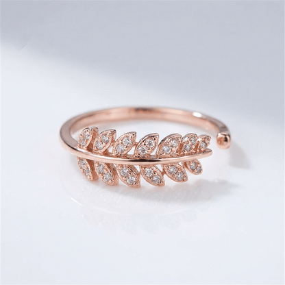 Anel ajustável de prata com pena e zircônia brilhante da Rose & Oliver, detalhes delicados e acabamento elegante.