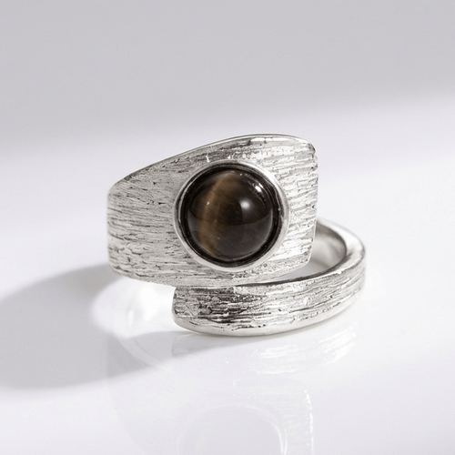 Anel vintage ajustável em prata com ônix preto, design clássico, da marca Rose & Oliver.