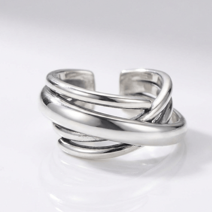 Anel ajustável Silver Stacked Zirconia da Rose & Oliver com detalhes brilhantes em zinco prateado.