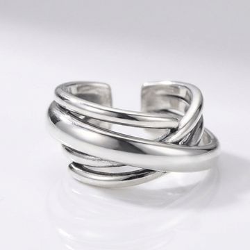 Anel ajustável Silver Stacked Zirconia da Rose & Oliver com detalhes brilhantes em zinco prateado.