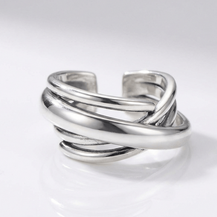 Anel ajustável Silver Stacked Zirconia da Rose & Oliver com detalhes brilhantes em zinco prateado.