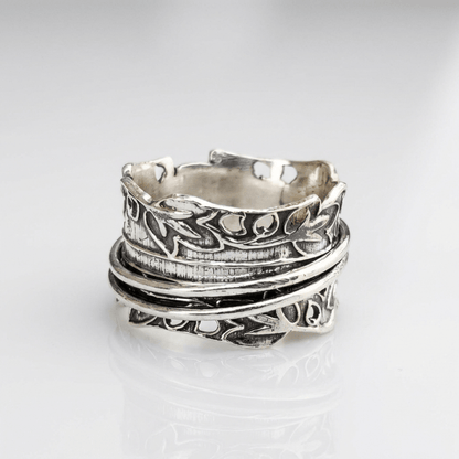Conjunto de joias com anéis de zircônia prateada em camadas, com detalhes brilhantes, da marca Rose & Oliver