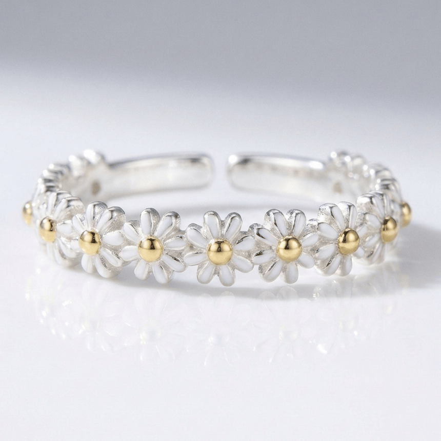 Anel ajustável Daisy Cluster da Rose & Oliver com detalhes de flores em prata.