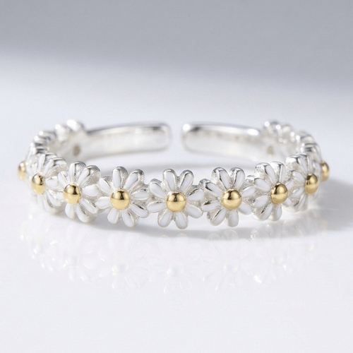Anel ajustável Daisy Cluster da Rose & Oliver com detalhes de flores em prata.