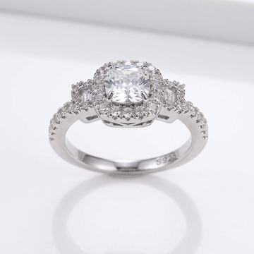 Anel de prata com diamantes em halo de cushion, da marca Rose & Oliver, destacando o design elegante e brilho refinado.