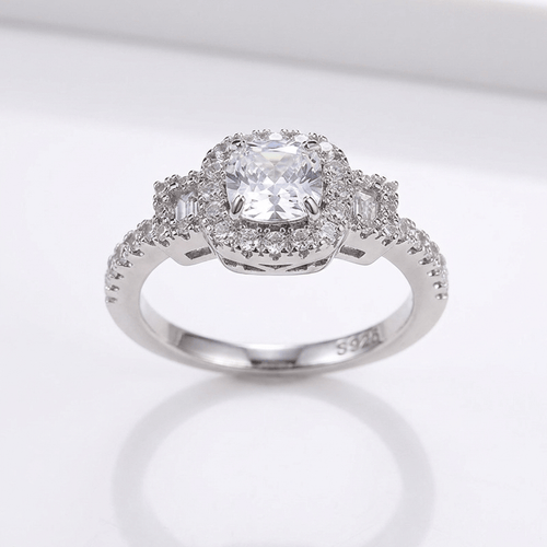 Anel de prata com diamantes em halo de cushion, da marca Rose & Oliver, destacando o design elegante e brilho refinado.