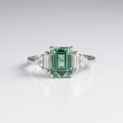 Anel Silver Diamond Trio da Rose & Oliver com três diamantes brilhantes em prata, detalhado e elegante.