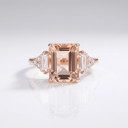 Anel prata Rose & Oliver com três diamantes brilhantes e delicado design elegante, ideal para ocasiões especiais.