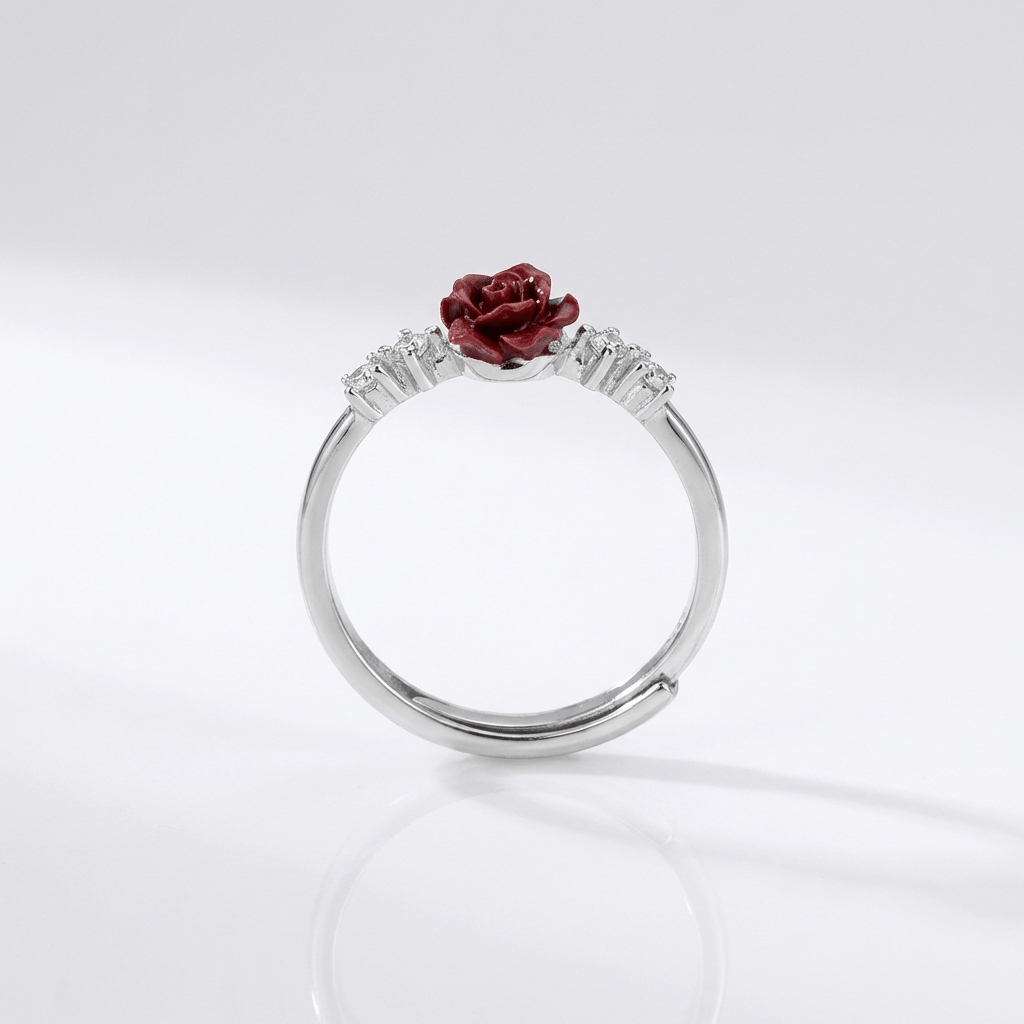 Anel ajustável Rose & Oliver com rosa de diamantes prateada, detalhes elegantes e acabamento refinado.