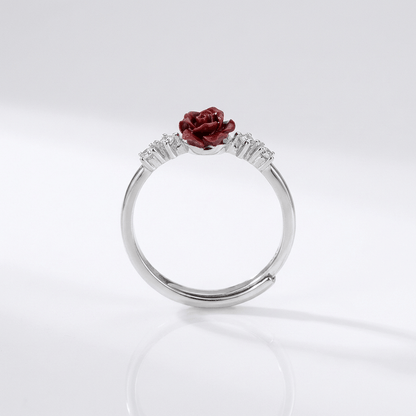 Anel ajustável Rose & Oliver com rosa de diamantes prateada, detalhes elegantes e acabamento refinado.