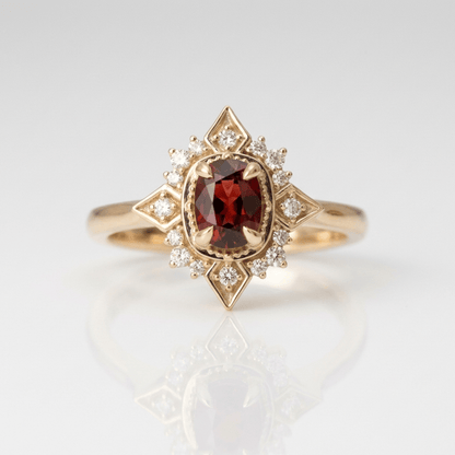 Anel vintage de ouro com rubi e diamantes, da marca Rose & Oliver, mostrando detalhes do design e pedras preciosas.