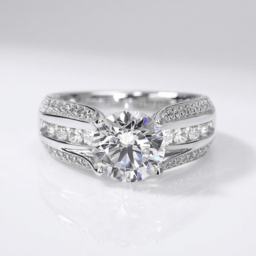 Anel de prata redonda com pavê de diamantes, estilo clássico, da marca Rose & Oliver, exibido em close na imagem.