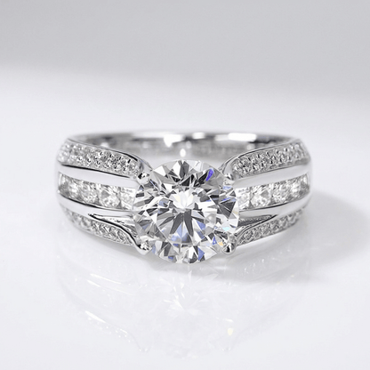 Anel de prata redonda com pavê de diamantes, estilo clássico, da marca Rose & Oliver, exibido em close na imagem.