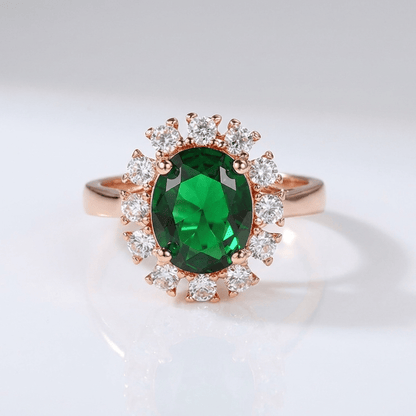 Anillo ajustable Rose Gold con diamantes y esmeraldas, diseño halo elegante de la marca Rose & Oliver.