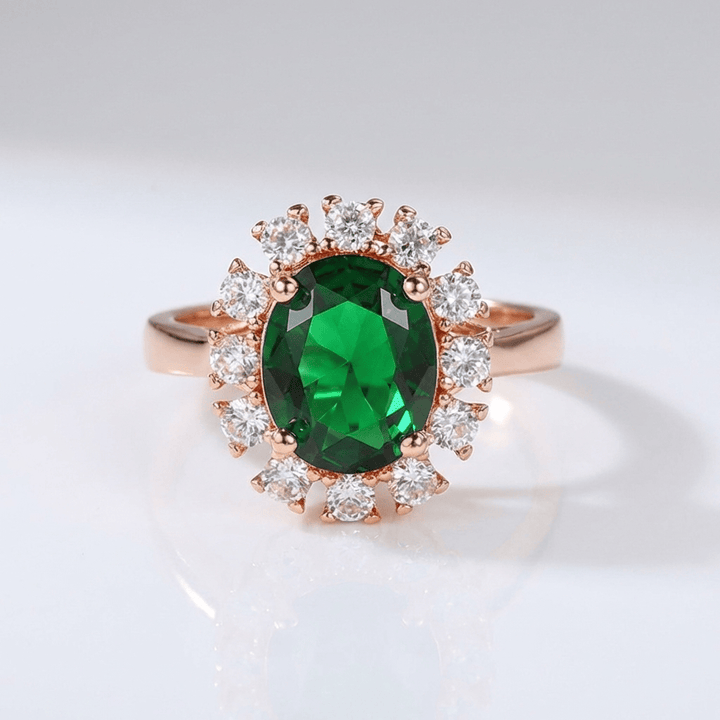 Anel ajustável Rose Gold com diamantes e esmeraldas, design halo elegante da marca Rose & Oliver.