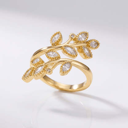 Anel ajustável Rose & Oliver com acabamento em folha de ouro, delicado e elegante para uso diário.