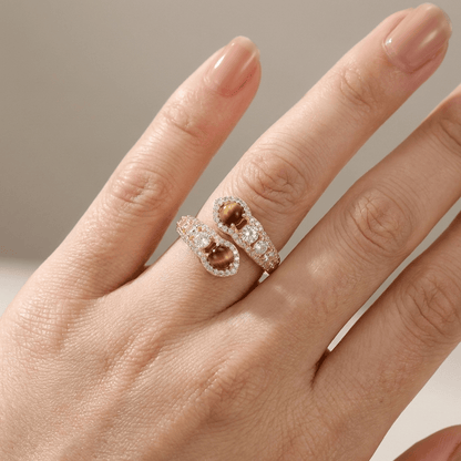 Anel ajustável de quartzo fumê dourado da Rose & Oliver, com pedra grande e detalhes elegantes em acabamento dourado.