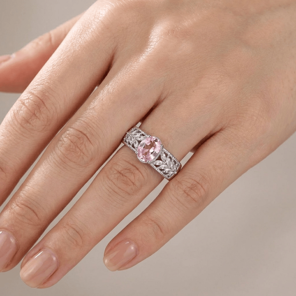 Anel ajustável Rose & Oliver com faixa de cristais rosa, brilhante e delicada, perfeito para acessórios femininos elegantes.