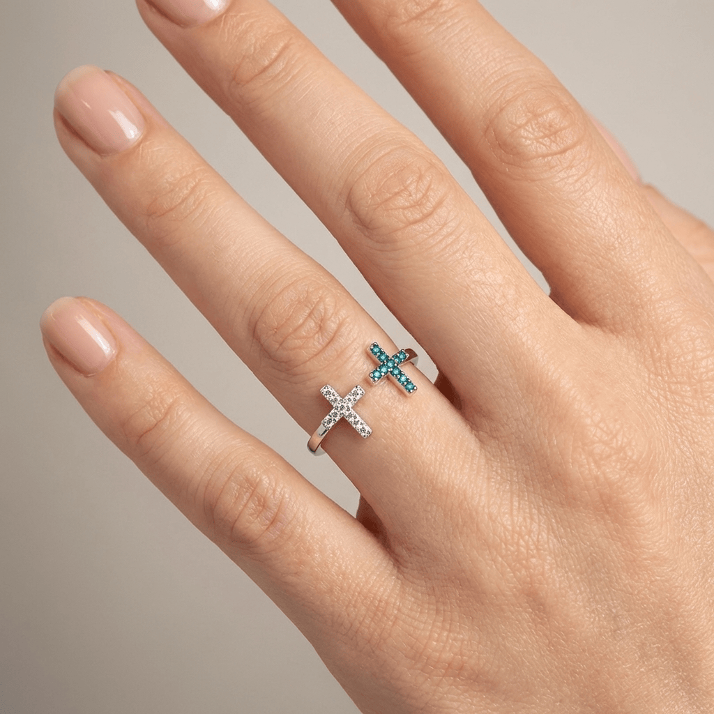 Anel ajustável Rose & Oliver Double Cross em prata e turquesa, com design elegante e detalhes em prata e pedra turquesa.