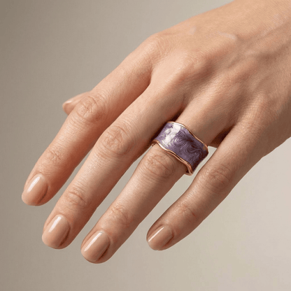 Anillo vintage artesanal ajustable de Rose & Oliver con diseño artístico único, hecho a mano con acabado detallado.
